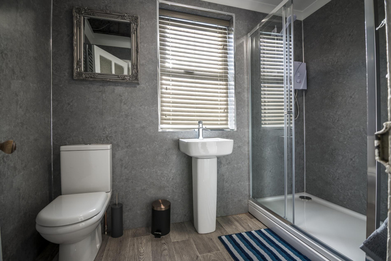 Bathroom 3, Ivydene - 3 Bedroom Holiday Home - Tenby, Pembrokeshire