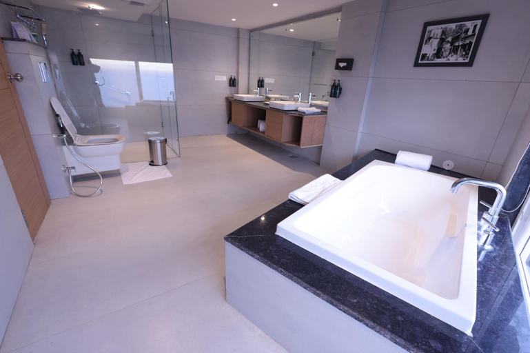 Bathroom 4, Ramada by Wyndham Mussoorie Mall Road, Dehradun