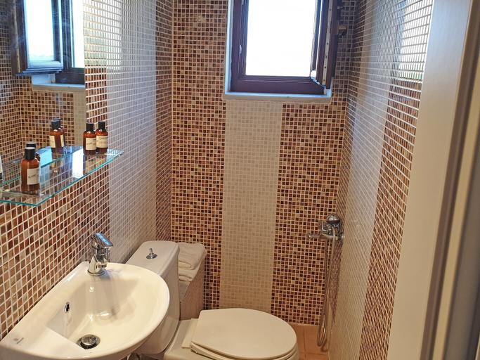 Bathroom 3, Anaroussa Diros Maisonette, Peloponnese