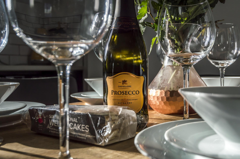 Food & Drinks 5, Ivydene - 3 Bedroom Holiday Home - Tenby, Pembrokeshire
