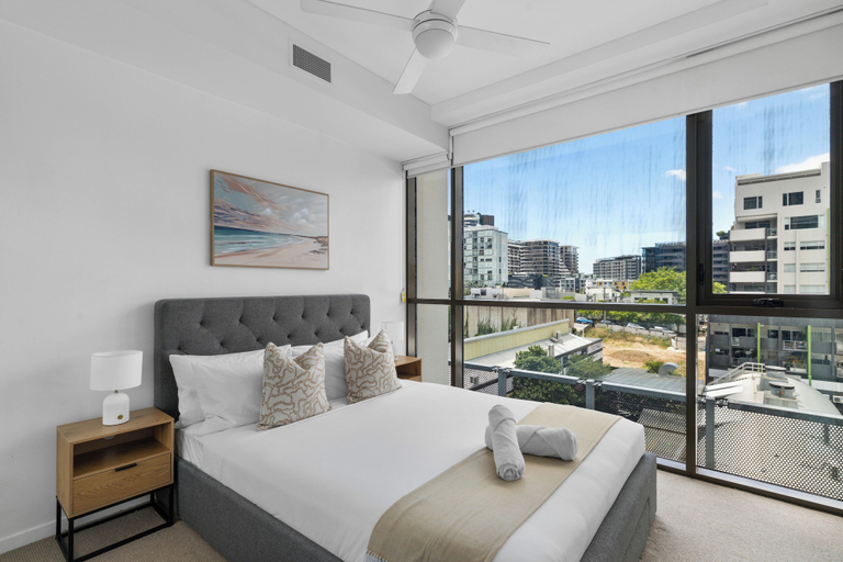 Room 5, Sleek 2BRM Apartment at Aqua Newstead, Newstead