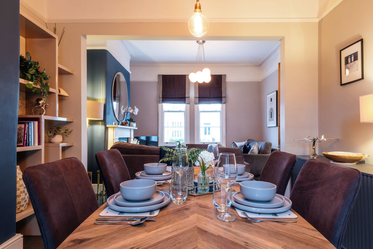 Dining 5, Stunning 2BD Townhouse in Cheltenham, Gloucestershire