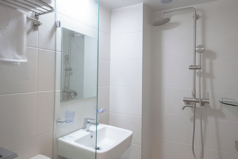 Bathroom 2, K-Grand Hotel DDP, Jung