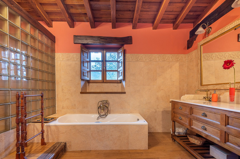 Bathroom 2, The Stone House, Cantabria