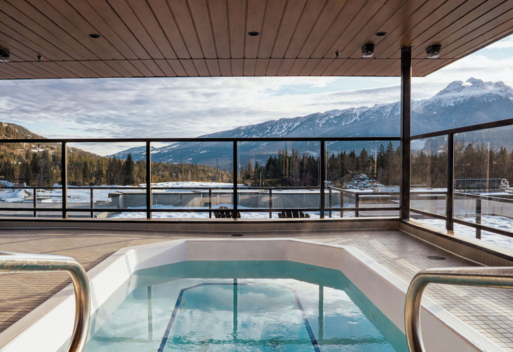 Outdoor spa tub 3, Powder and Par Penthouse, Columbia-Shuswap