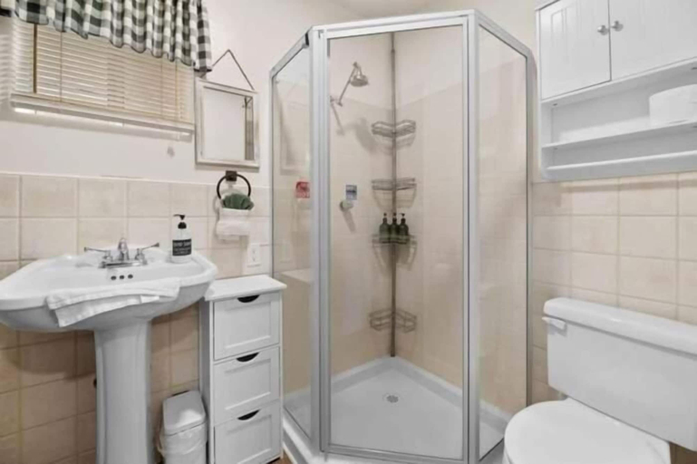 Bathroom, The Cozy Moonridge Cabin, San Bernardino