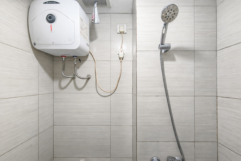 Bathroom 5, Comfortable Living in Good 2BR at Apartment Gateway Pasteur By Travelio, Bandung