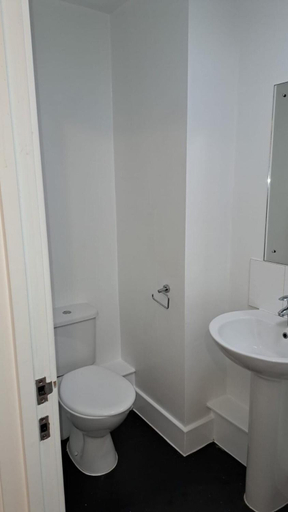 Bathroom 2, Stunning Apartment Luton Town Centre, Luton