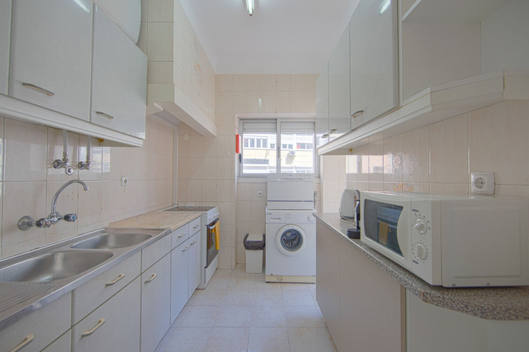Private kitchen 3, Alameda Typical by Homing, Lisbon