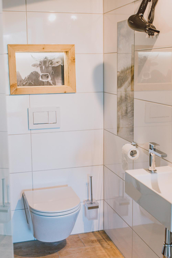 Bathroom 3, Guggi´s Emporeon Allgau, Ostallgäu
