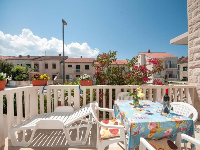 Outdoor dining, Apartment Anec, Supetar