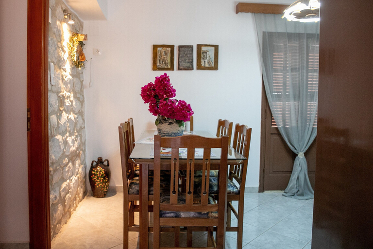 In-room dining 4, Areopolis Central Apartment, Peloponnese
