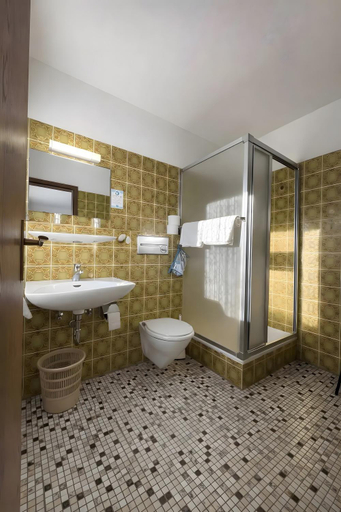 Bathroom 3, Gastehaus Brigitte, Freudenstadt