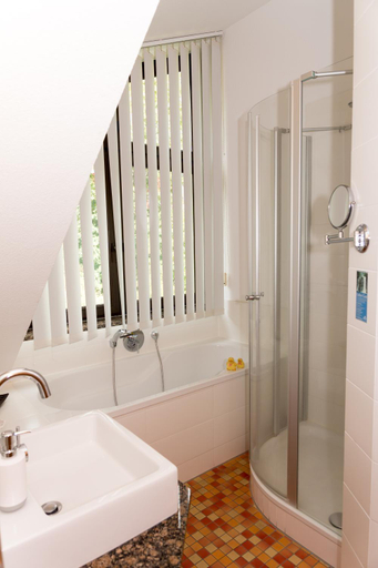 Bathroom 4, Hotel und Landgasthof Zum Bockshahn, Ahrweiler
