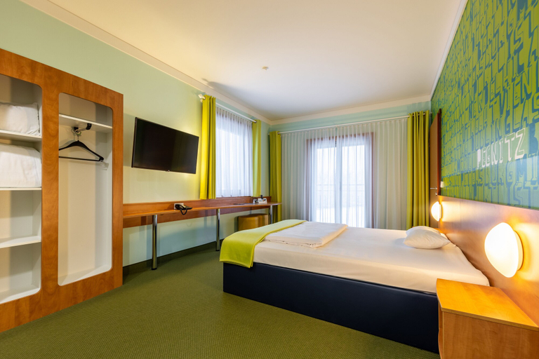Bedroom 3, Raststättenhotel Fränkische Schweiz, Bayreuth