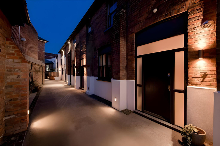 Exterior & Views