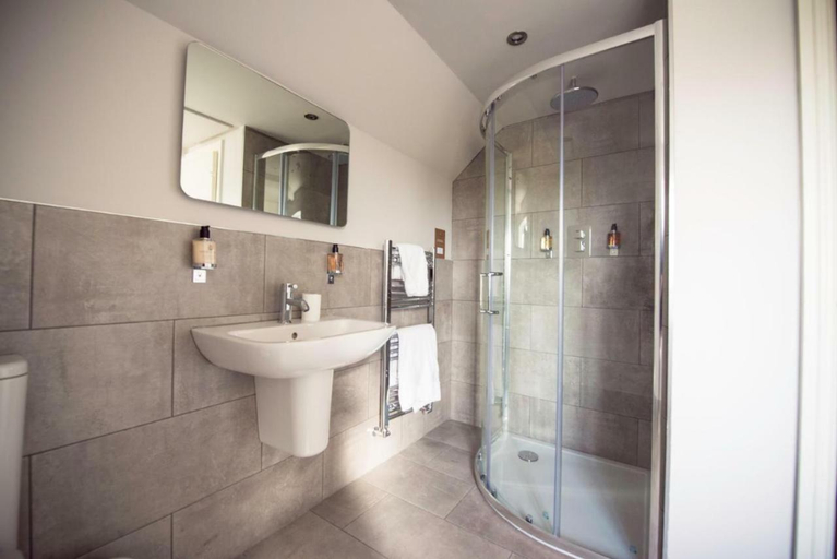 Bathroom 5, Fox Hall, North Yorkshire
