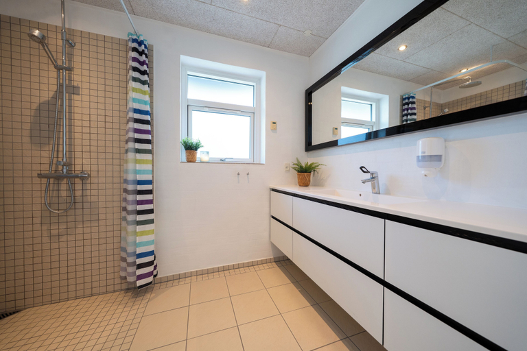 Bathroom 2, Strandfogedhuset, Jammerbugt