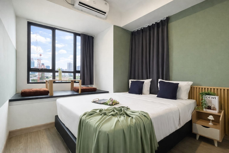 Bedroom 3, Bright and Relaxing 2BR at Collins Boulevard Apartment By Travelio, Tangerang