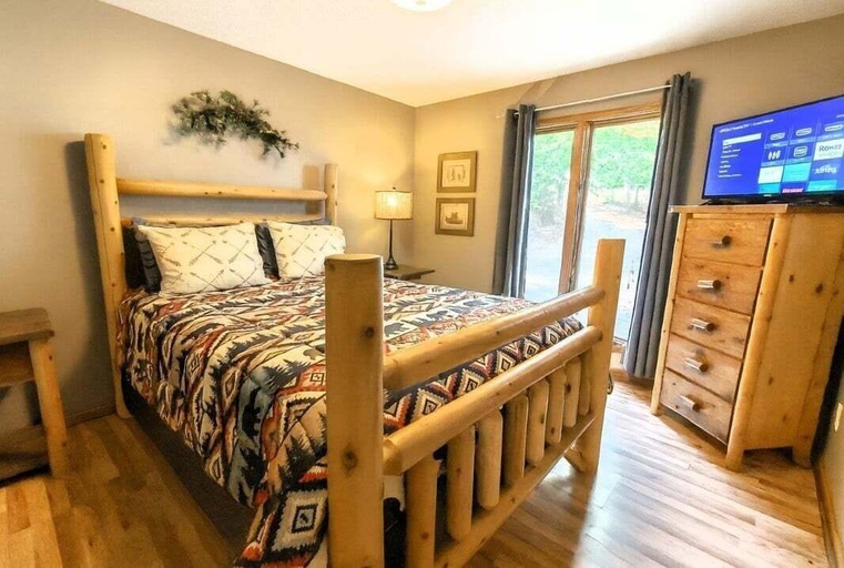 Room 4, Wandering Bear Lodge 4 Bedroom Cabin, Sevier