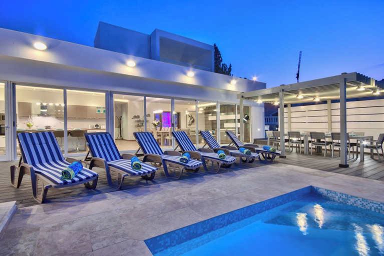 Outdoor pool 4, Prestigious Grand Villa With Luxurious Amenities