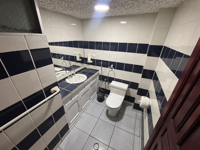 Bathroom 5, Hotel del mall, Ambato