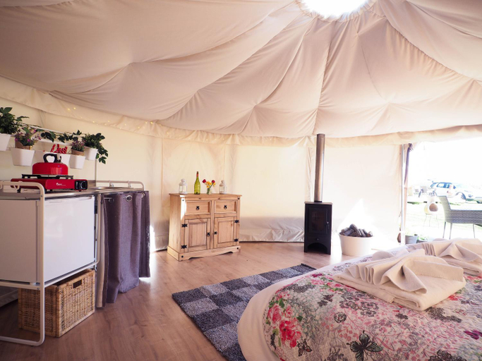 Bedroom, Old Dairy Farm Glamping, Hampshire
