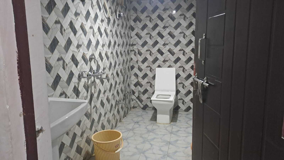 Bathroom 4, Kedar Chaukhamba Homestay, Chamoli