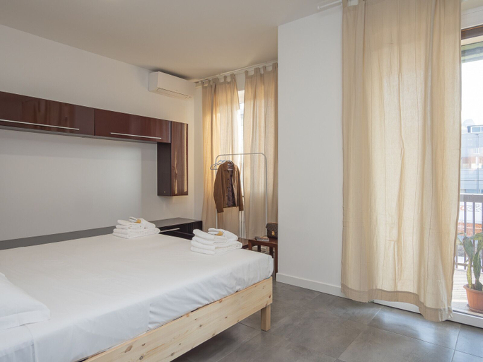 Room 2, San Siro 3 Bedroom apt With Balcony, Milano