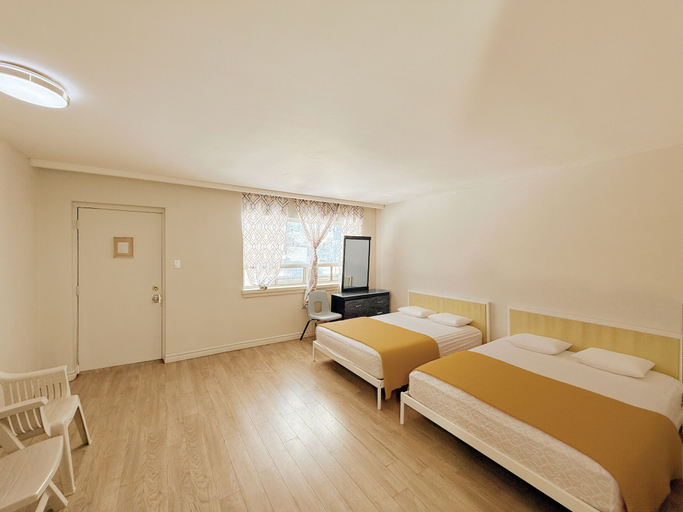 Bedroom 5, Idlewood Inn, Toronto