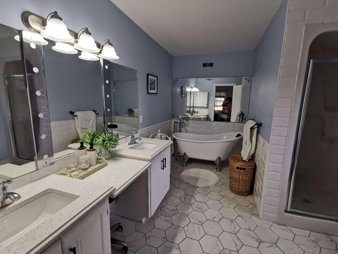Bathroom 4, Diana House, Queens