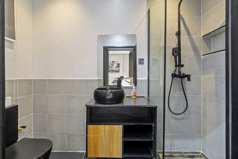 Bathroom 4, Avenue Montaigne, Eti-Osa