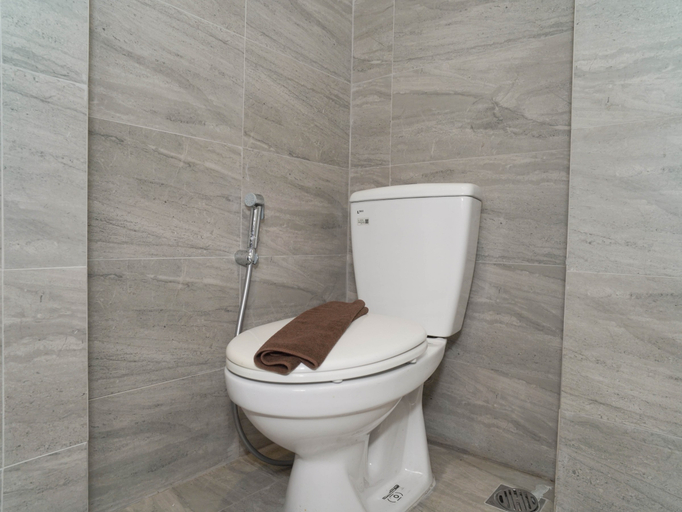 Bathroom 5, Bright and Relaxing 2BR at Collins Boulevard Apartment By Travelio, Tangerang