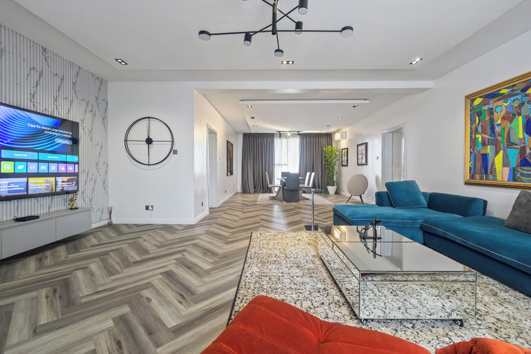 Interior 5, Avenue Montaigne, Eti-Osa