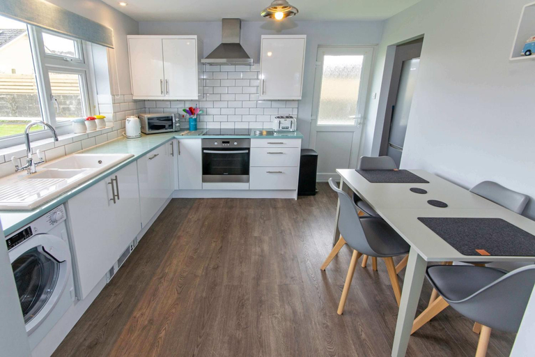 Facilities 3, Sandbanks Sleeps 4 Beach Pass & 1 Dog, Devon