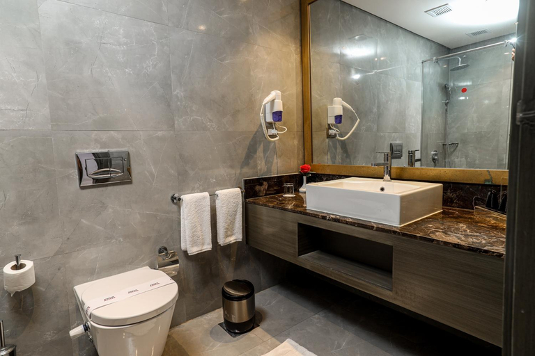 Bathroom 5, Porto Said Resort & Spa, Al-Manasrah
