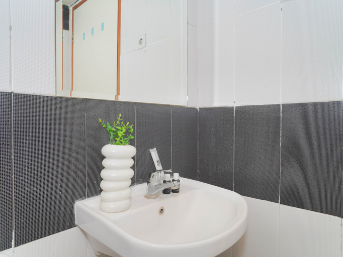 Bathroom 2, Tranquil and Comfy 2BR at Cinere Bellevue Suites Apartment By Travelio, Depok