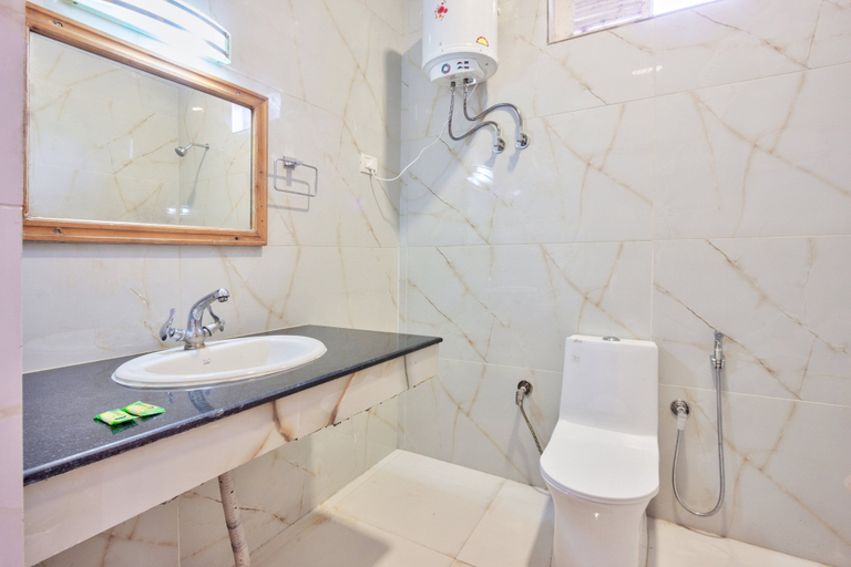 Bathroom 3, Hotel Day Night, Kullu