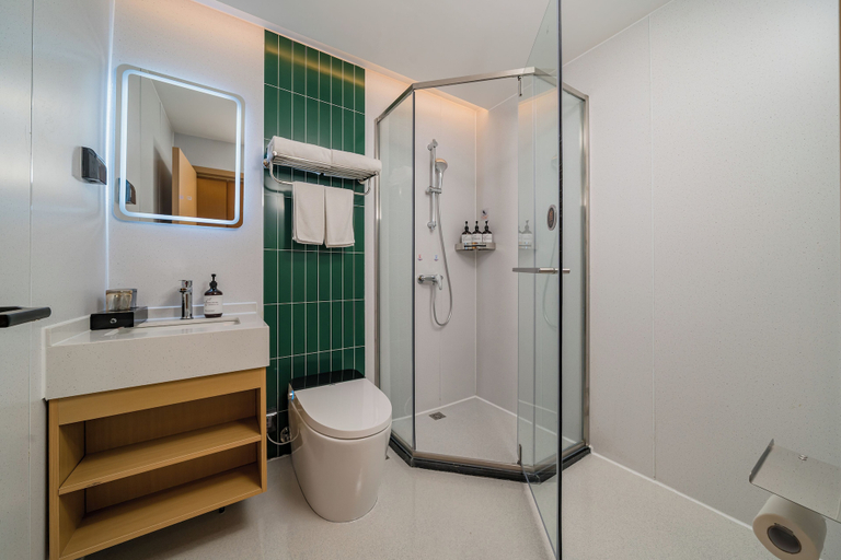 Bathroom 2, yagehuanjujiudian, Beijing