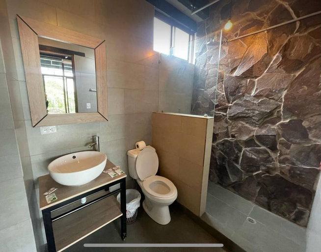 Bathroom 5, La Quinta Mansión, Baños