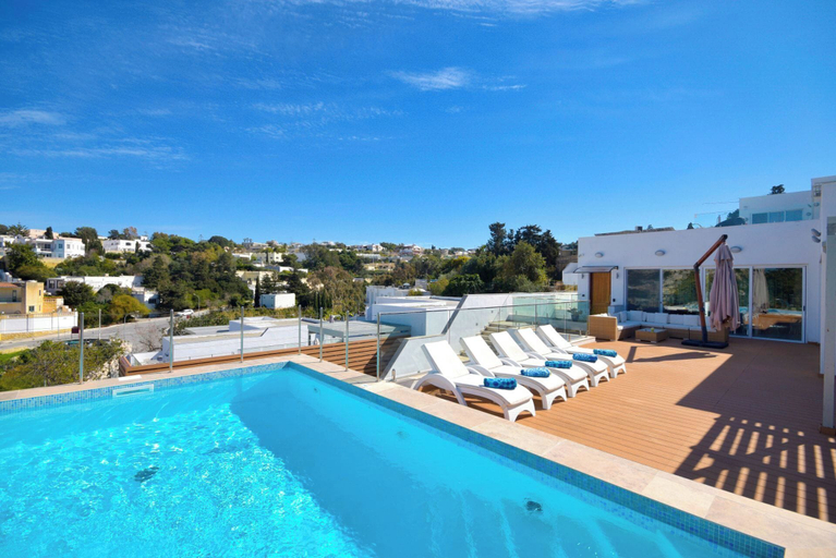 Infinity pool 4, Sophisticated Grand Villa With Gym and Games Room
