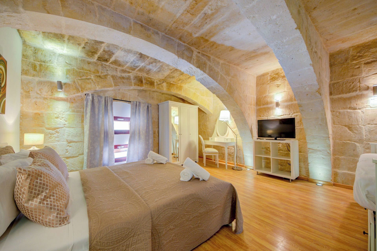 Room 2, Enchanting Stone Villa With Pool and Jacuzzi