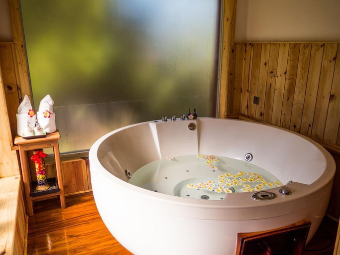 Bathroom 3, Royal Kalaw Hills Resort, Taunggye
