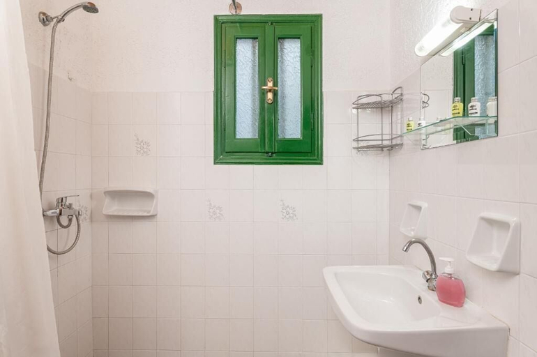 Bathroom 3, Studios Limnionas, North Aegean