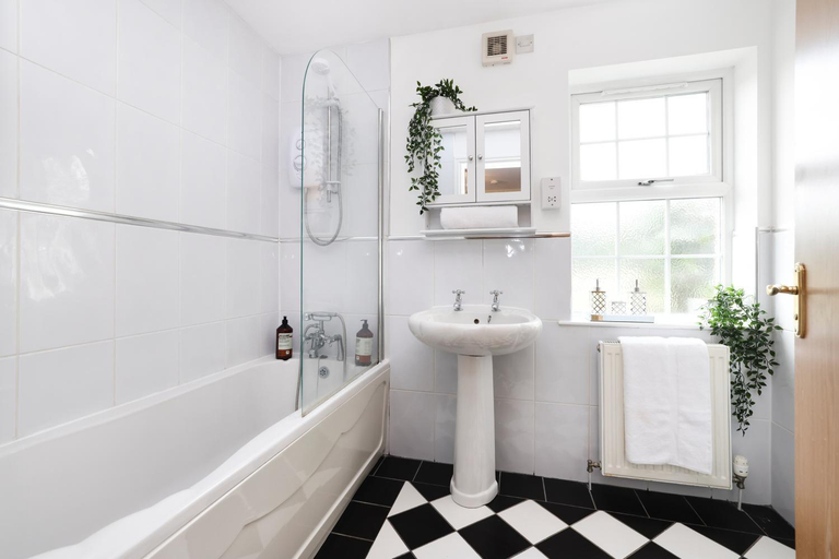 Bathroom 4, ALTIDO Greenknowes Estate, Fife