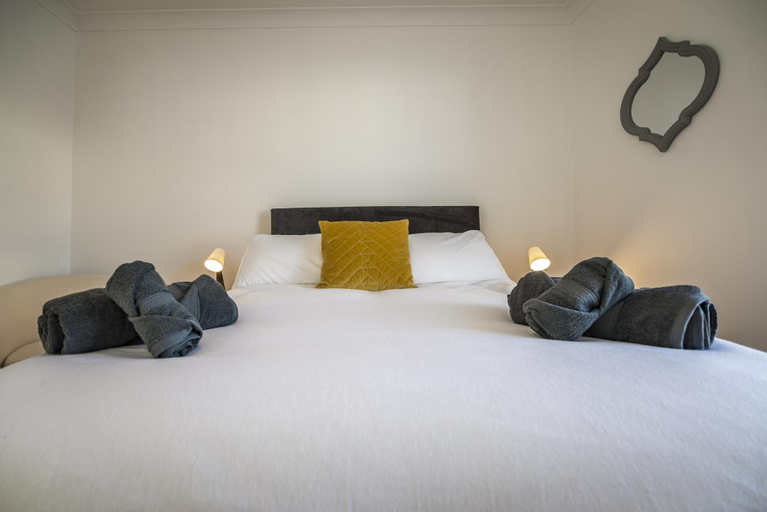 Bedroom 2, Ivydene - 3 Bedroom Holiday Home - Tenby, Pembrokeshire