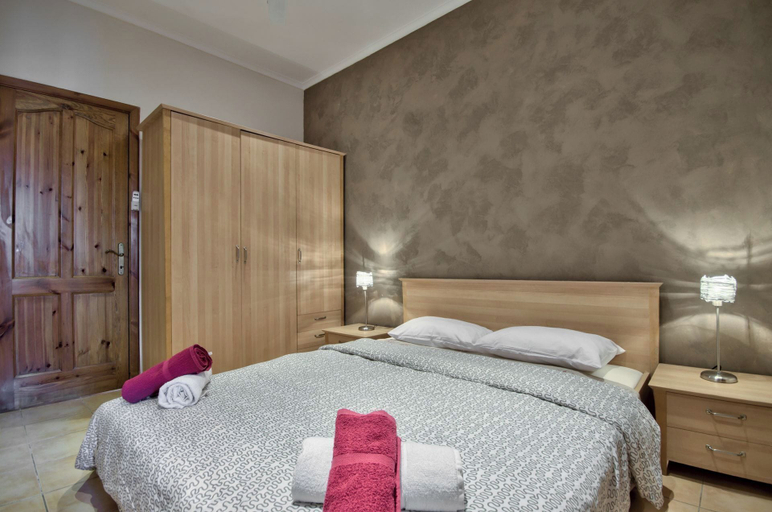 Room 5, Delightful Apartment With Traditional Balcony