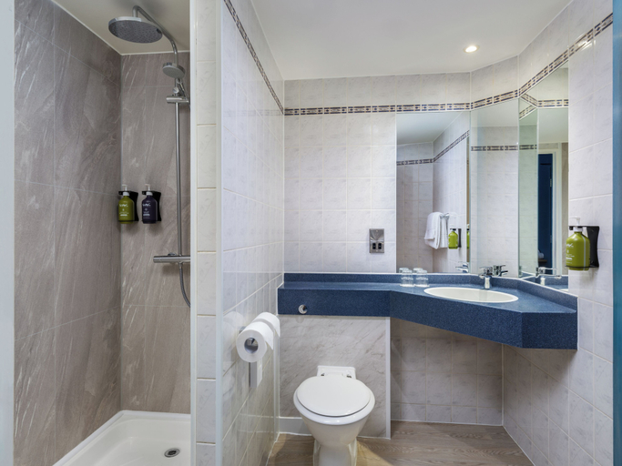 Bathroom 4, Garner Hotel Lincoln by IHG, Lincolnshire