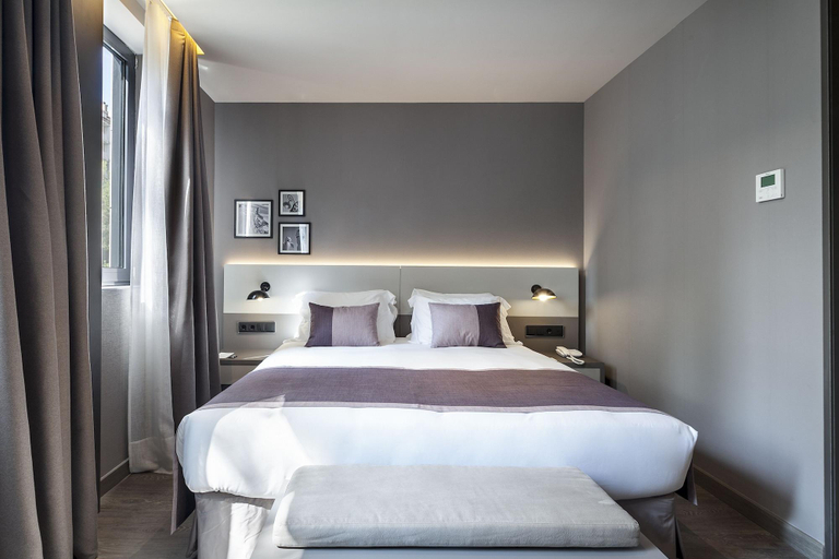 Bedroom 5, Upper Diagonal, Barcelona