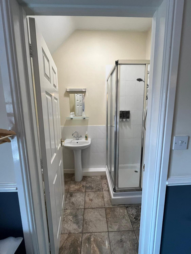 Bathroom 5, The Bell Inn, Wiltshire
